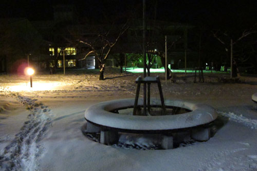 水原小学校裏門冬・夜